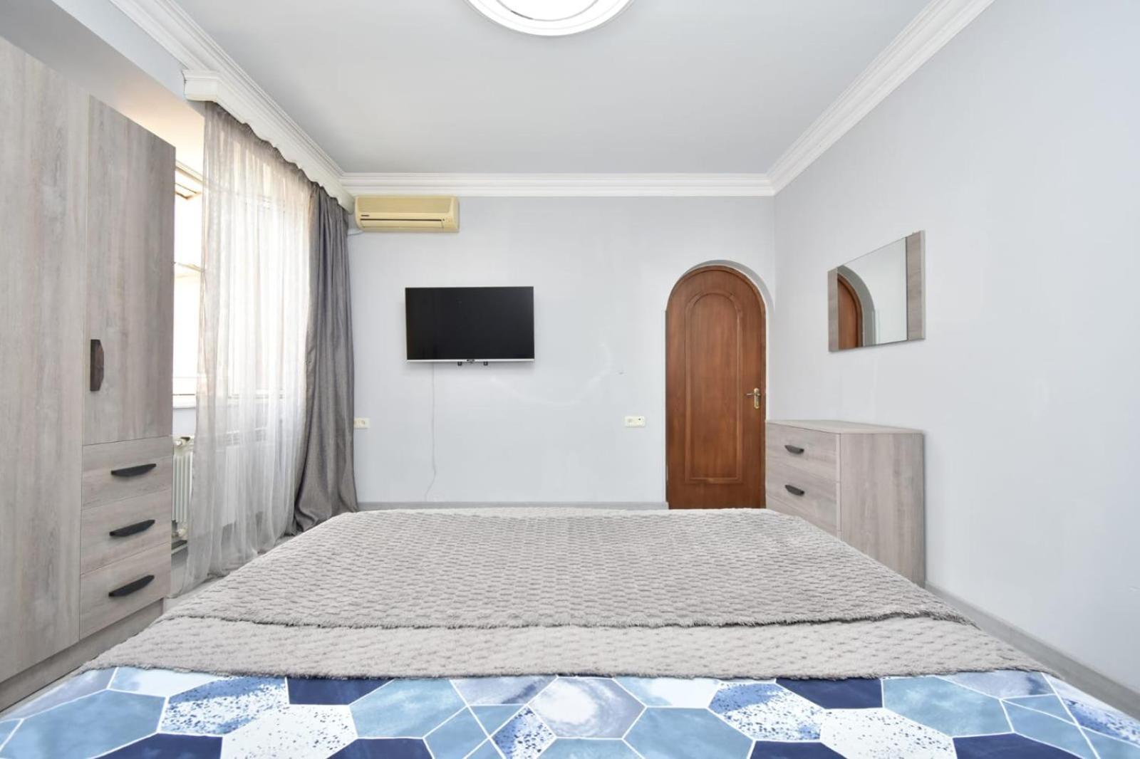 Luxury Spacious Apartment On Saryan Street.Centre Jereván Kültér fotó
